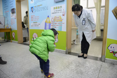 致敬首个“中国医师节” 掌声响起来！献给“性命相托”的儿科医生